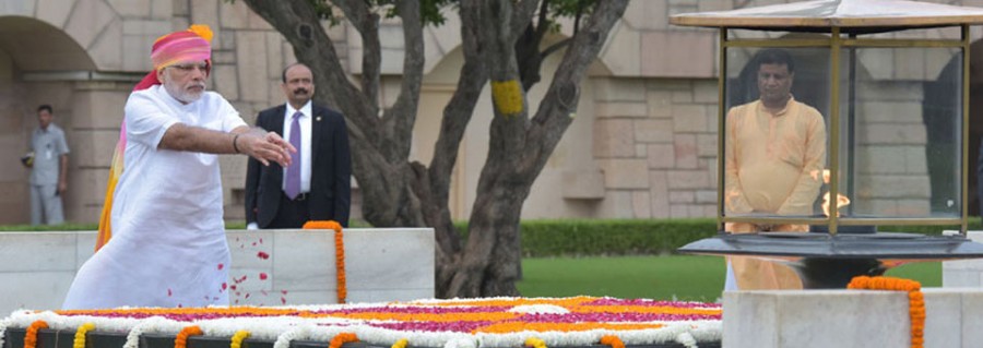 The Prime Minister, Shri Narendra Modi paying floral tributes at the Samadhi of Mahatma Gandhi, at Rajghat, on the occasion of 70th Independence Day, in Delhi on August 15, 2016.