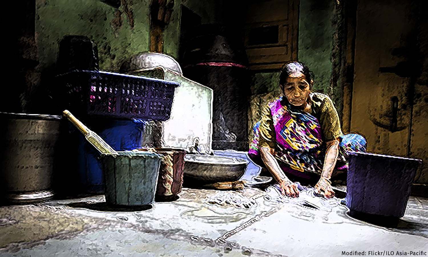 Работа в индии. Indian servant. Woman washing clothes in Village. 