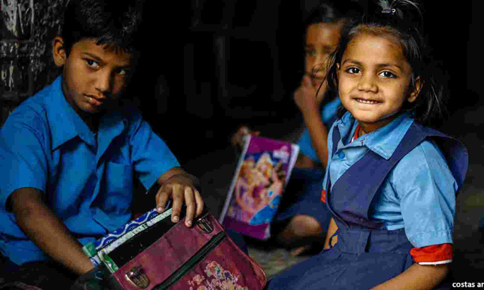 indian school children with bags